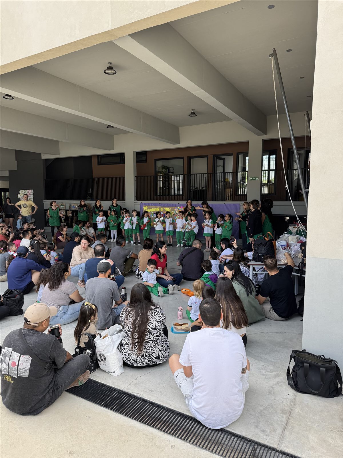 Comunidad Elumar en un acto escolar