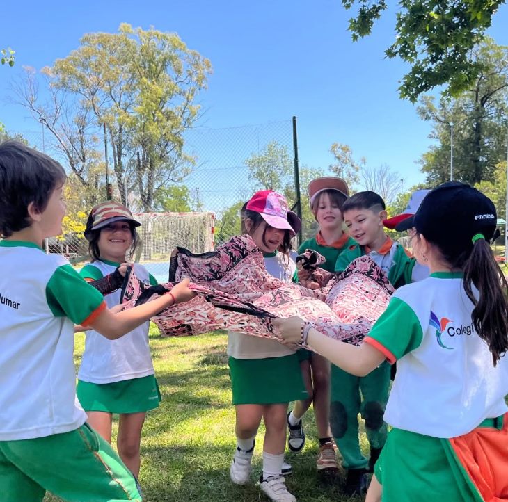 Juego grupal con paracaídas